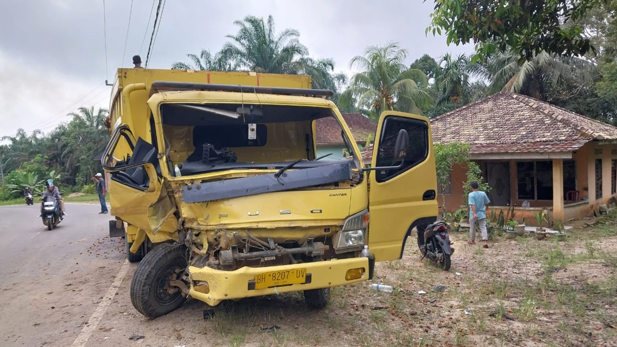 Viral Video Kecelakaan di Simpang 35 Muaro Jambi, Sopir Sempat Terjepit: Awak Kejepit Pak