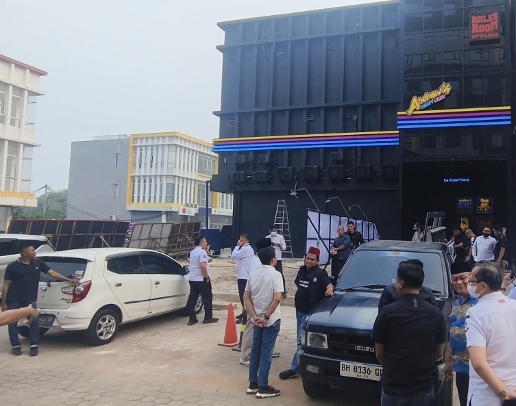 Jelang Grand Opening, Andrews Party Mart Jambi Didatangi Massa! Pertanyakan Izin Tempat Hiburan Malam