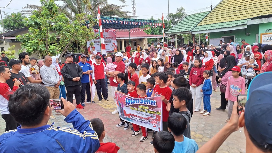 Warga RT 03 Kelurahan Kasang Jaya Gelar Jalan Santai Undang Pasangan Bacawako H Abdul Rahman-Guntur