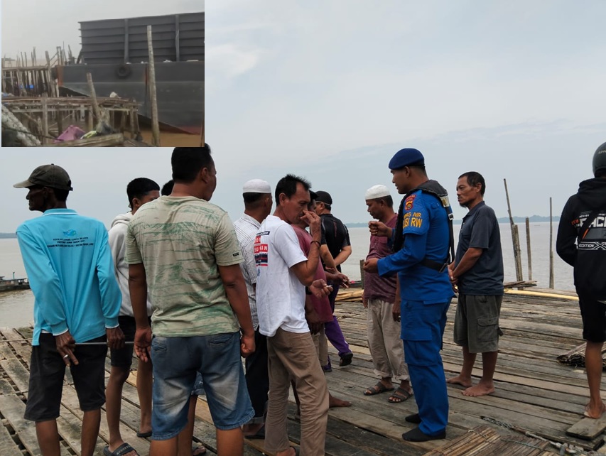 Heboh! Tongkang Asal Kalimantan Barat Tabrak Dermaga di Kuala Jambi Tanjab Timur