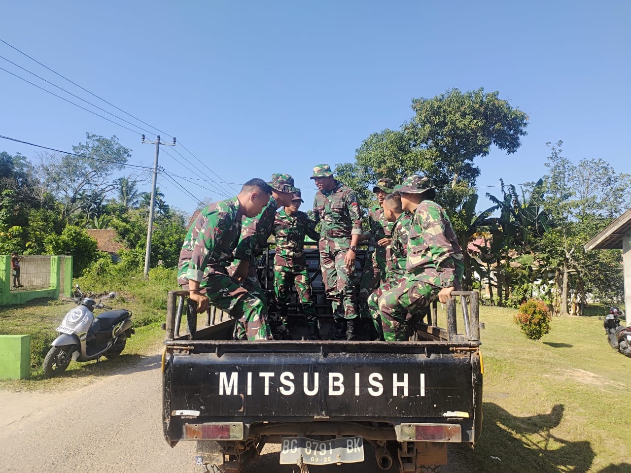 Percepat Pembangunan, Satgas TMMD ke 121 Kodim 0415/Jambi Pakai Mobil Pick Up Warga untuk Bangun Infstruktur