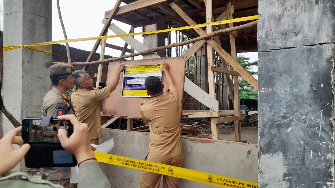 Tak Berizin, Timdu Pemkot Jambi Segel 2 Bangunan di Kecamatan Danau Sipin