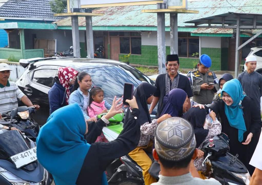 Ketua TP PKK Tanjab Barat Salurkan Takjil Gratis untuk Warga, Bentuk Kepedulian di Bulan Ramadan