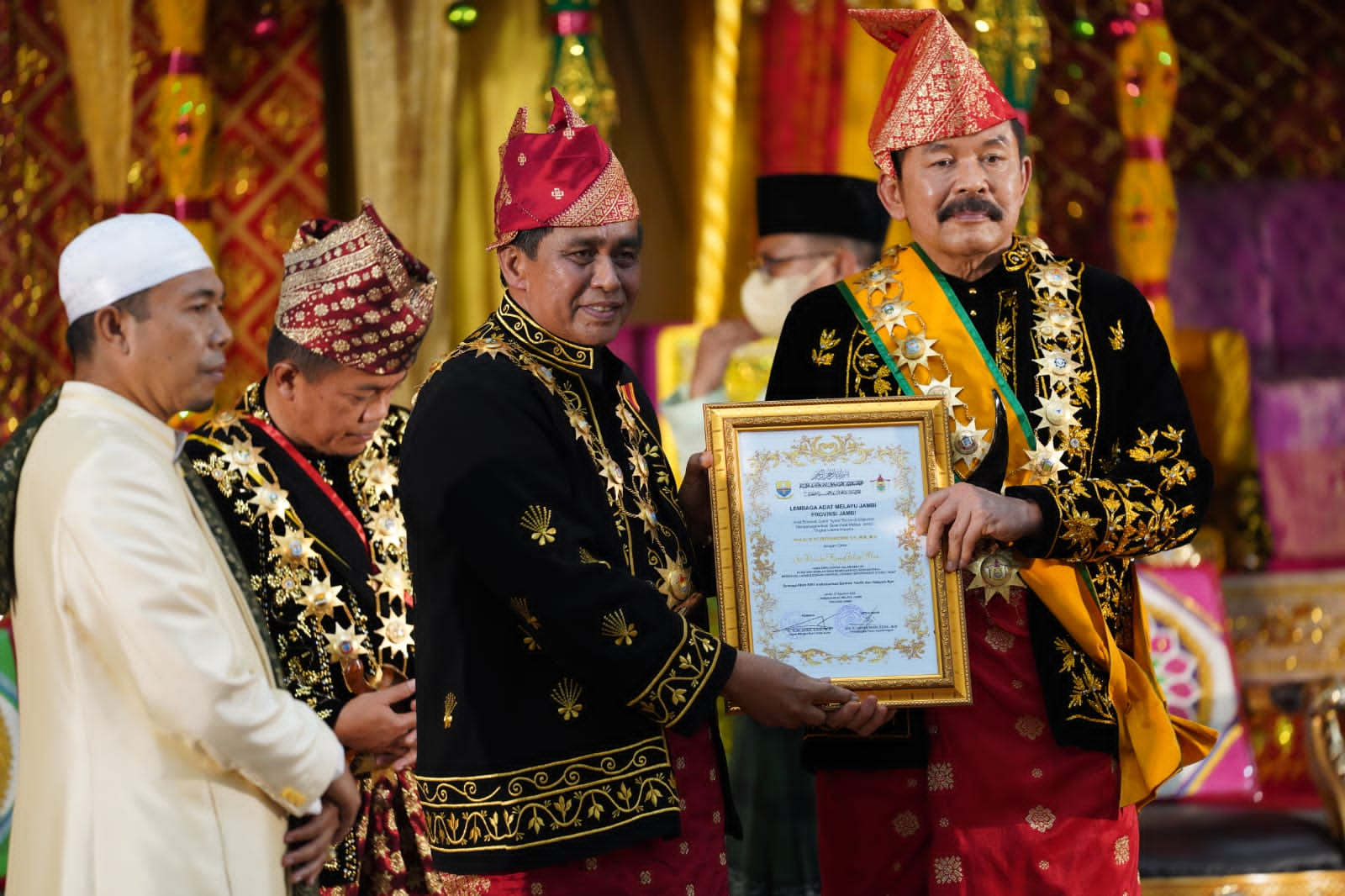 Sampai Jambi, Jaksa Agung Dianugerahi Gelar Adat Sri Paduko Agung Mustiko Alam