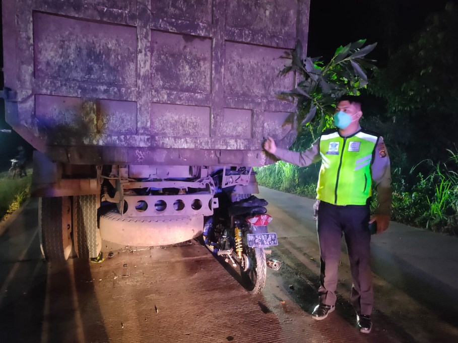 Tabrak Truk Batu Bara Dari Belakang, Pengendara Sepeda Motor di Batanghari Luka-luka
