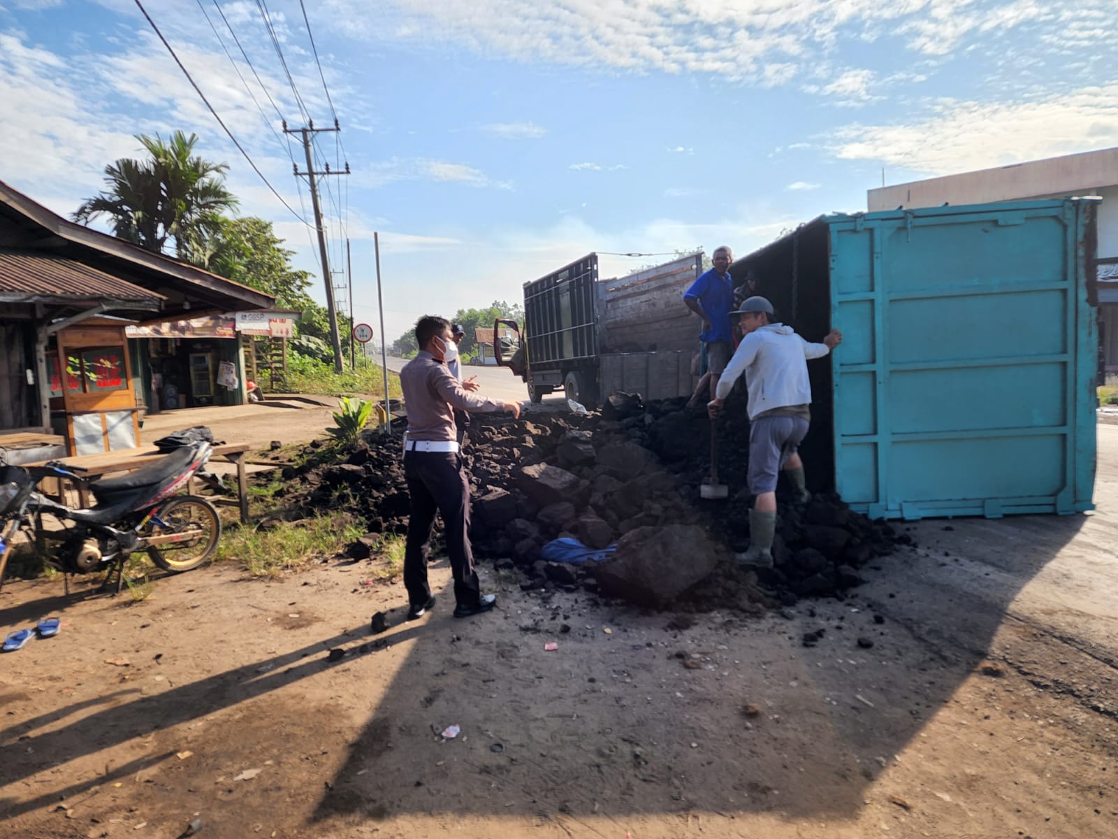 Sopir Truk Batu Bara Langgar Batas Muatan dan Terbalik di Niaso, Berujung Ditilang dan Dilapor ke Kementrian 