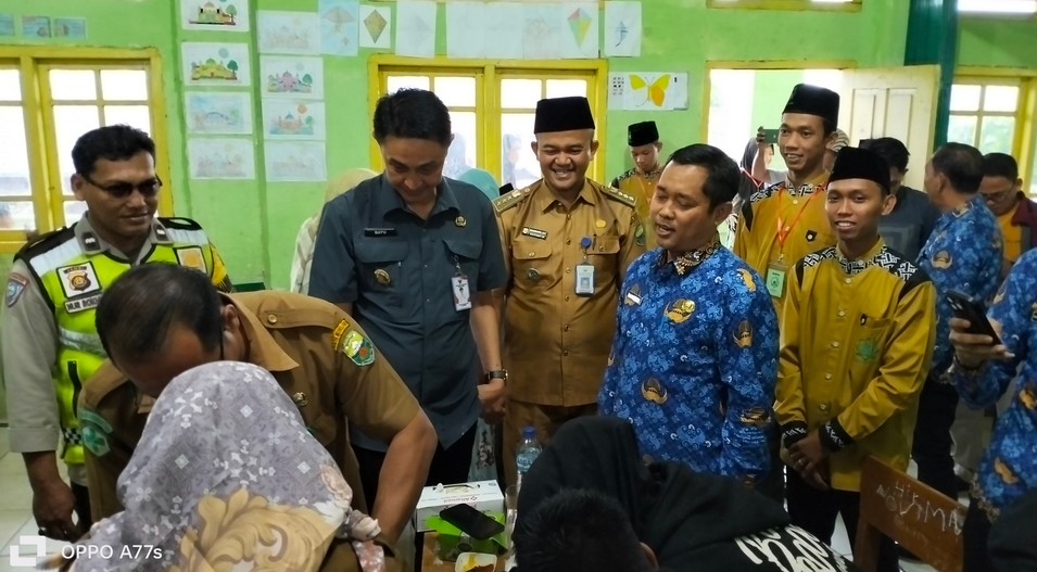 Berikan Semangat Kepada Peserta Sunatan Massal, Pj Bupati Bachyuni Berikan Uang Saku