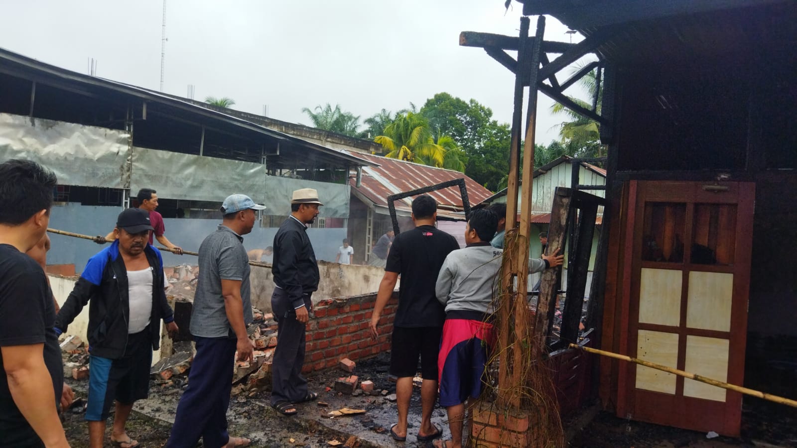 Rumah Makan Ayam Bakar Jogja di Sungai Bahar, Kabupaten Muaro Jambi Hangus Terbakar 