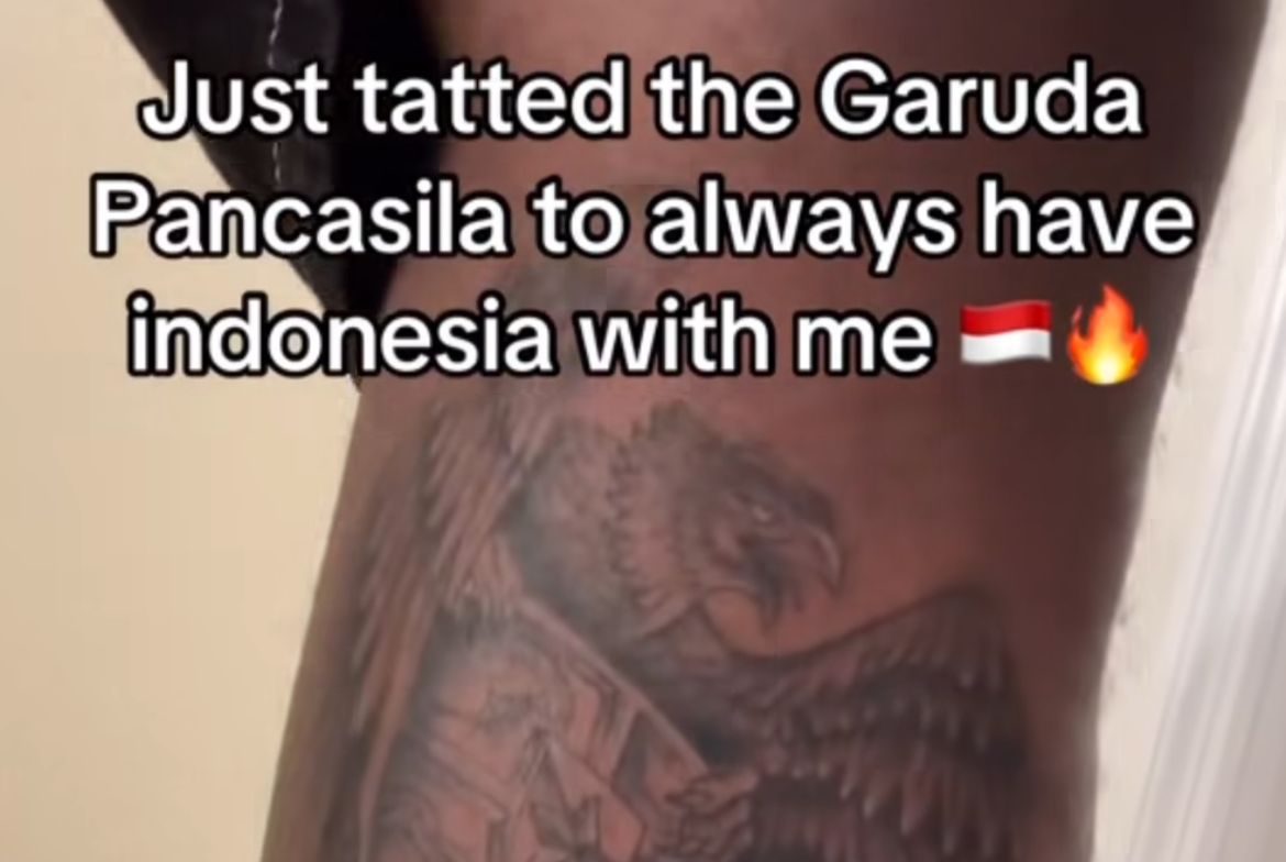 Terkenal karena Pacu Jalur, Penyanyi Lagu Young Black & Rich Pamer Tato Garuda Indonesia di Kakinya