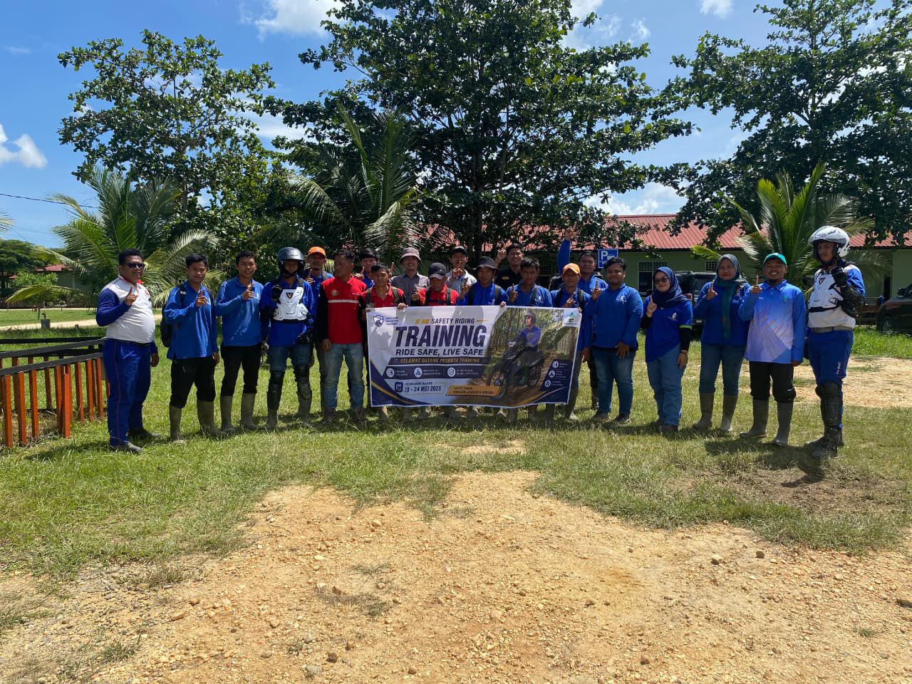 Hadapi Medan Jalan Menantang, Ratusan Karyawan PT Royal Lestari Utama Ikuti  Edukasi Safety Riding Honda Sinse