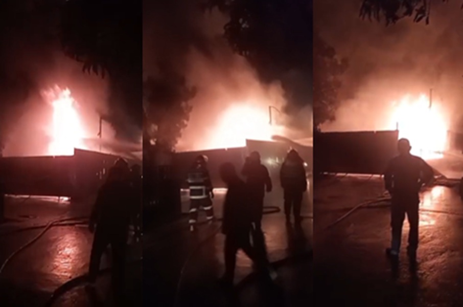 Warga Panik! Bangunan Diduga Gudang Minyak Terbakar Hebat, Kobaran Api Bikin Geger Malam Hari