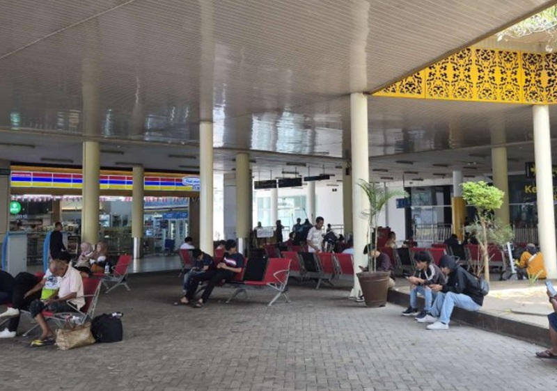 18 Penerbangan Bandara Sultan Thaha Batal, Bandara Soekarno-Hatta Masih Ditutup Imbas Erupsi Anak Krakatau