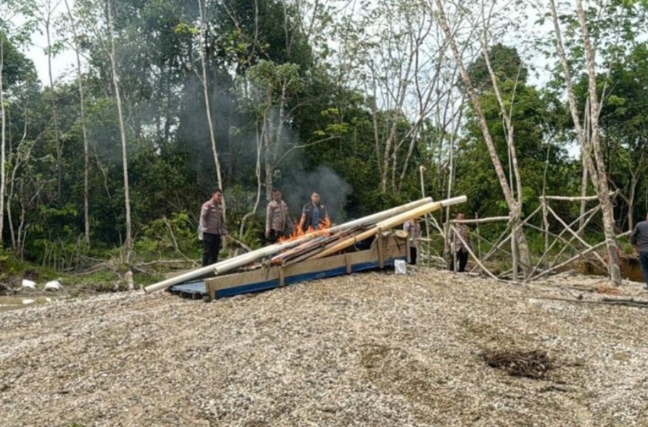 Digerebek! Polisi Bakar Alat Tambang Emas Ilegal di Dekat Wisata Rivera Park Tebo