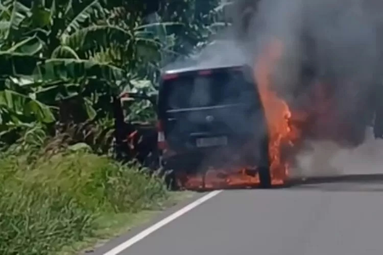 Kendaraan Pengisi Ulang ATM Terbakar, Uang Rp4,6 Miliar Lenyap Dilalap Api