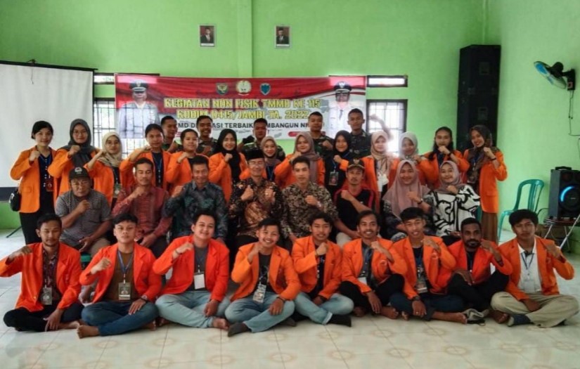 Mahasiswa KKN Unja Bersinergi dengan TNI di TMMD ke-115 Kodim 0415/Jambi