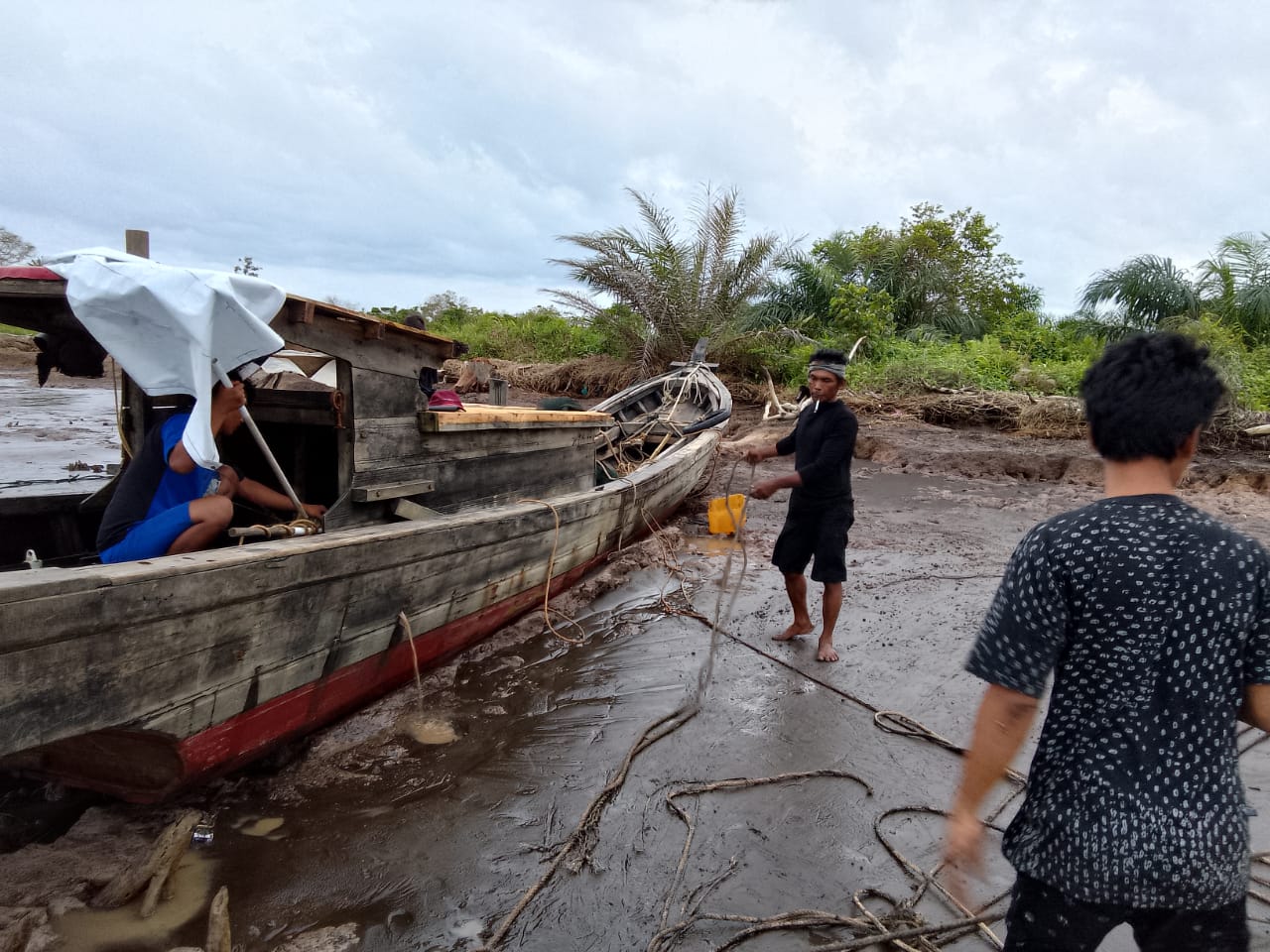 Akibat Patah Kemudi, Pompong Berisikan 2 Nelayan Terombang Ambing di Laut Tanjab Timur