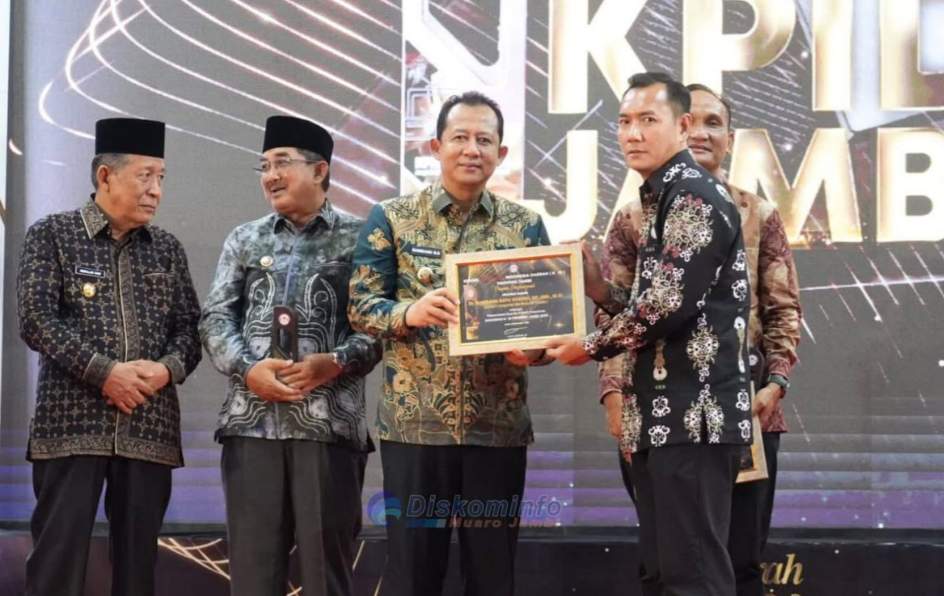 Muaro Jambi Raih Anugerah Peduli Penyiaran 2025, Bupati BBS Diakui Atas Komitmen Transparansi Informasi