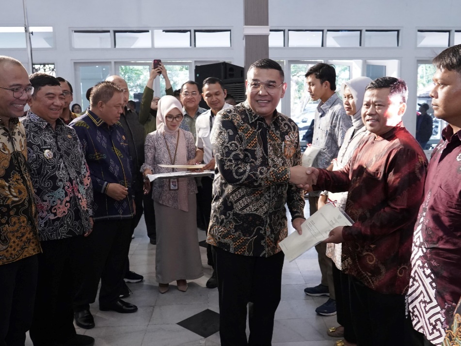 Serahkan Sertipikat ke Penggiat UMKM, Wamen Ossy Harap Masyarakat Dapat Kembangkan Usaha 