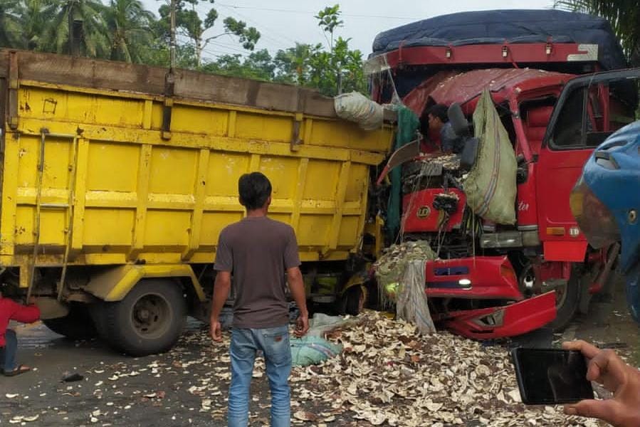 Oleng, Dump Truk Hantam Tronton di Jalan Lintas Jambi-Palembang, 2 Orang Meninggal Dunia 