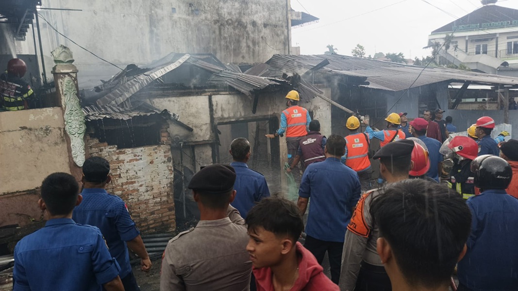 Tragis! Dua Rumah di Jambi Selatan Terbakar, Seorang Pemuda Ditemukan Tewas Terkunci di Kamar