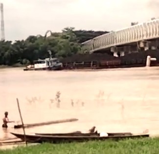 Tongkang Batu Bara MJS2001 Tabrak Tiang Jembatan Aurduri, Warga Minta Gubernur Jambi Stop Jalur Air