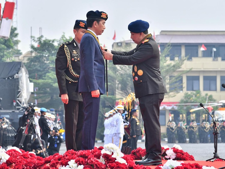 Kapolri Anugerahi Presiden Jokowi Medali Kehormatan Loka Praja Samrakshana