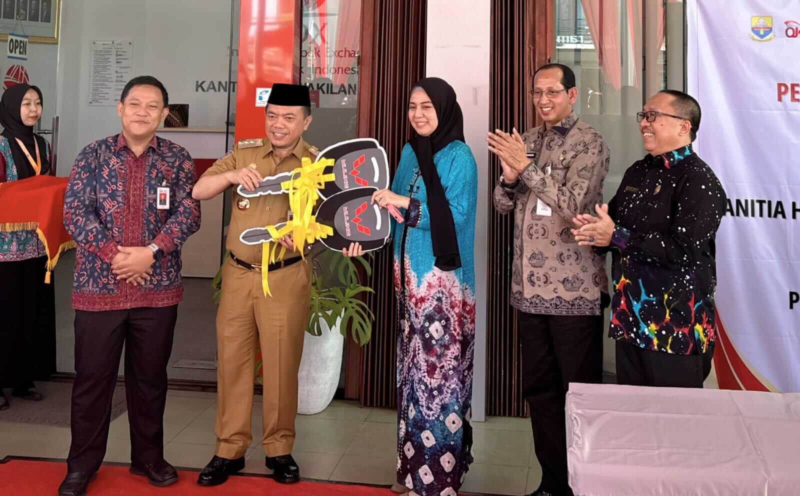 Gubernur Jambi Al Haris Terima CSR  2 Unit Ambulance dari Kantor Perwakilan Bursa Efek Indonesia Jambi