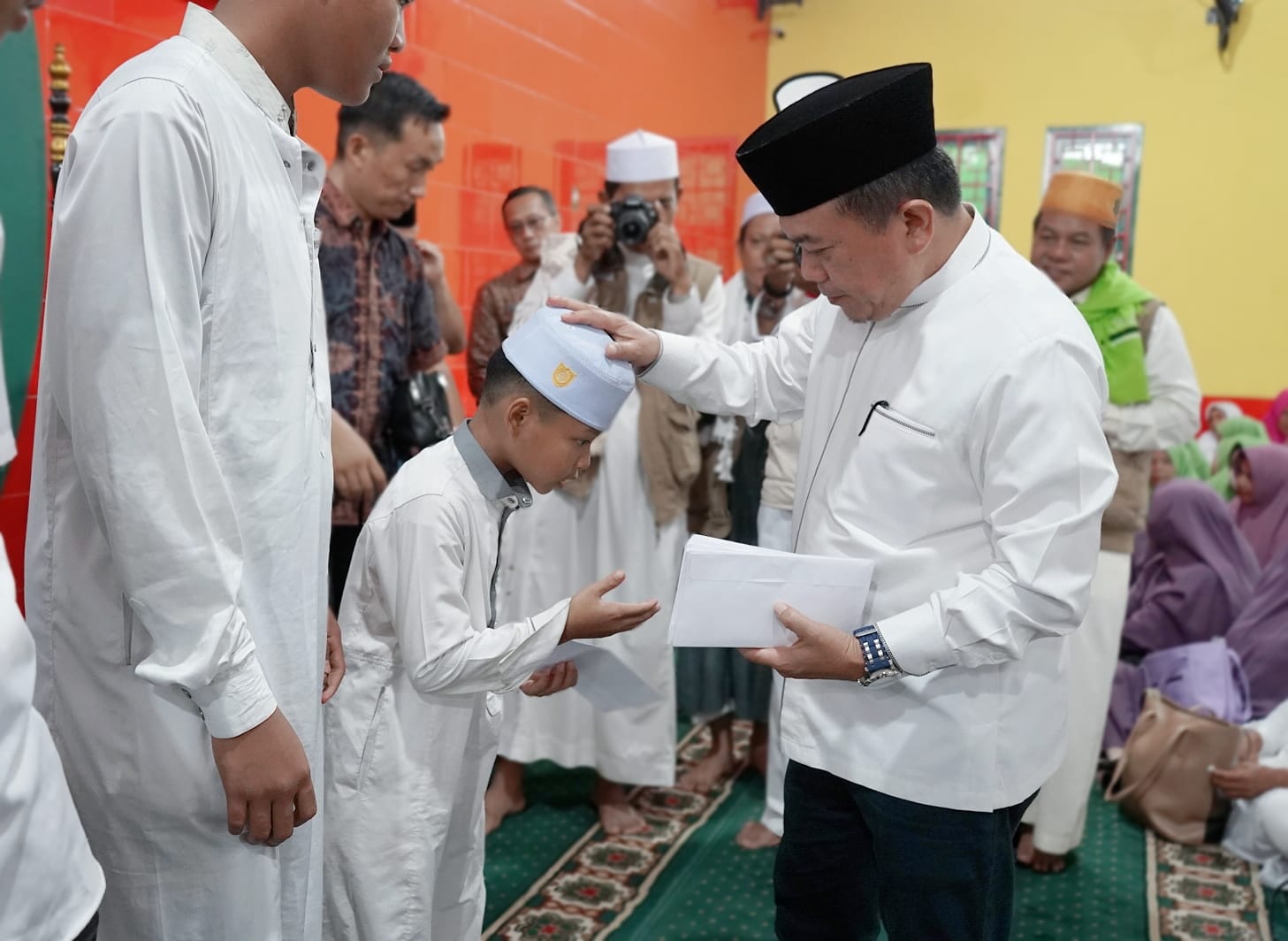 Gubernur Al Haris Santuni Anak Yatim dan Dhuafa saat Isra’ Mi’raj di Masjid Cheng Hoo