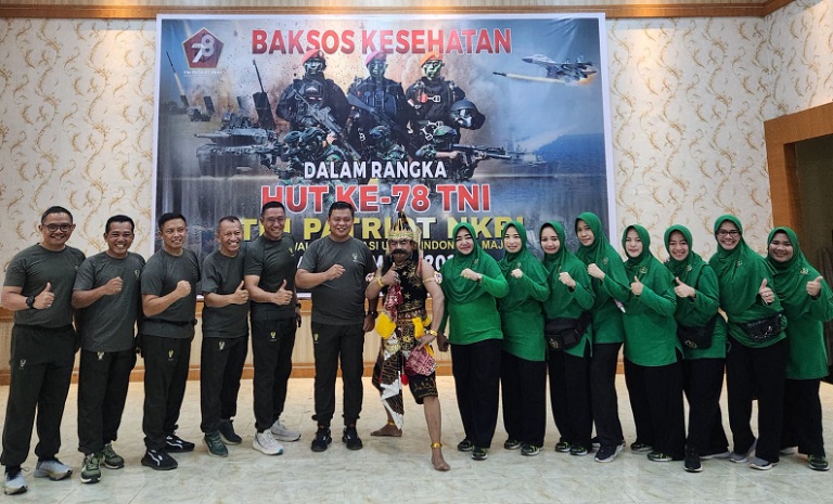 Gatot Kaca Berkunjung ke Korem 042/Gapu: Memeriahkan HUT TNI Ke-78 dengan Sinergi dan Bakti Sosial