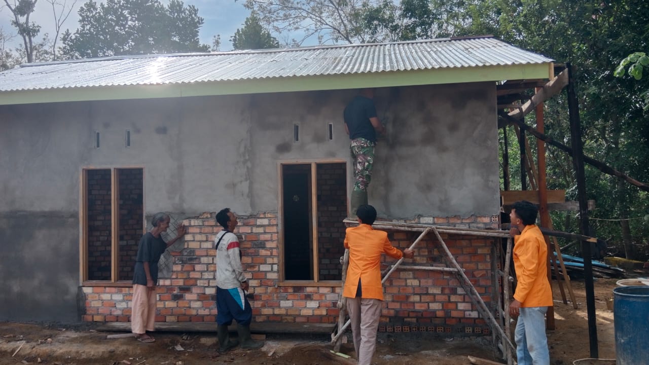 Satgas TMMD ke-121 Kodim 0415/Jambi Pasang Batu Dinding Rumah Tidak Layak Huni di Desa Bukit Mas