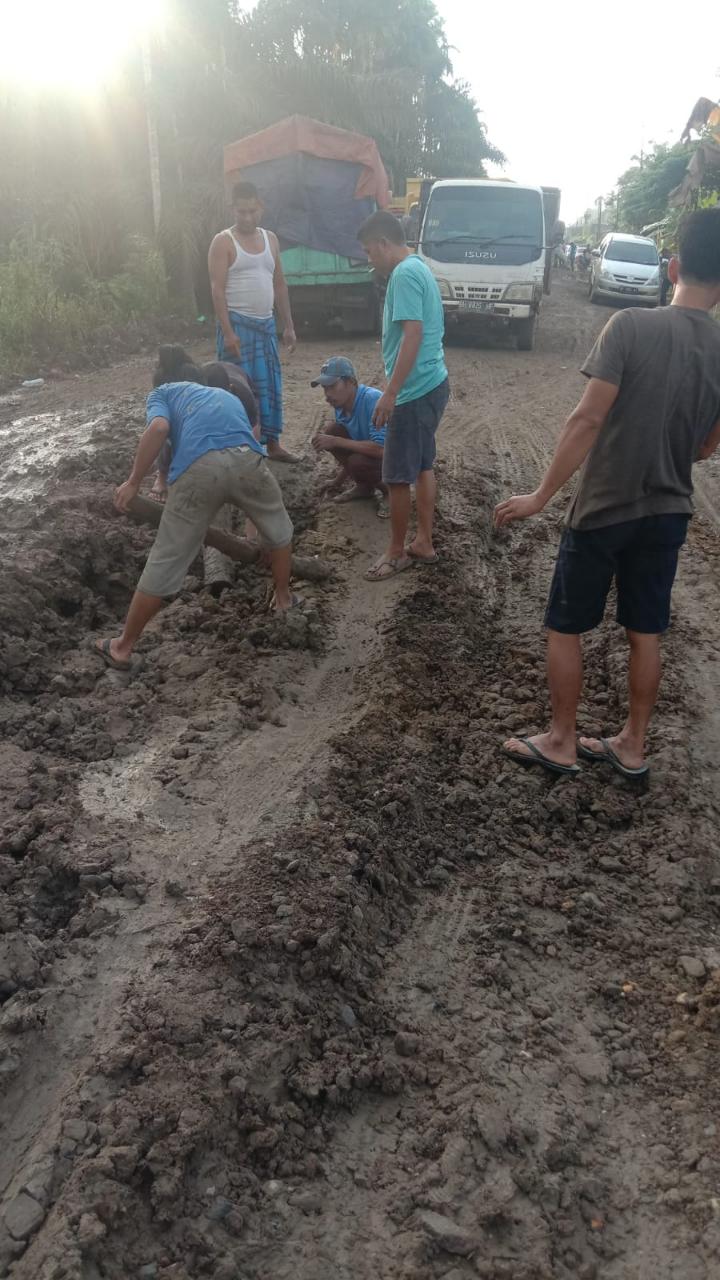 Jalan Provinsi di Kecamatan Rantau Rasau Tanjab Timur Rusak Parah, Memprihatinkan