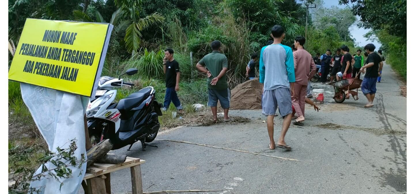 Gerakan Kerja Bakti, Remaja Masjid Miftahul Jannah Perbaiki Ruas Jalan Rusak