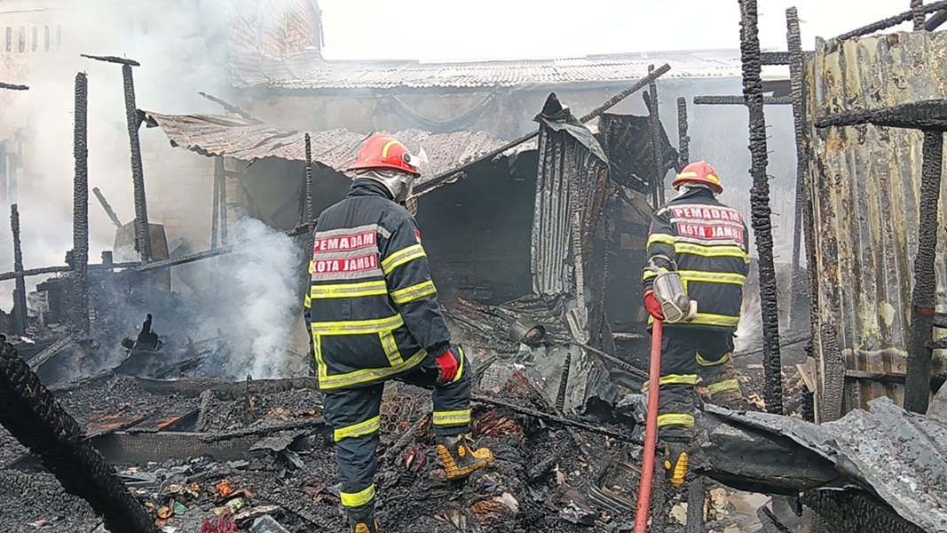 Detik-Detik Api Mengamuk di Solok Sipin! 7 Rumah Hangus, Damkar Jambi Sempat Kesulitan Akses