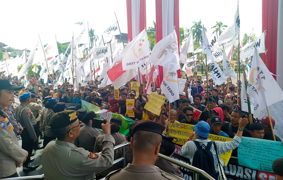 Geruduk DPRD Provinsi Jambi, Ratusan Massa Protes Satgas PKH