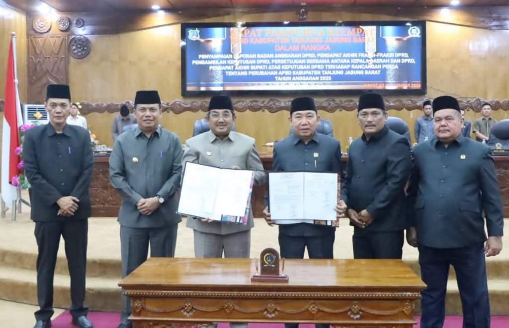 Bupati Anwar Sadat Hadiri Rapat Paripurna DPRD Tanjab Barat Bahas Perubahan APBD 2025
