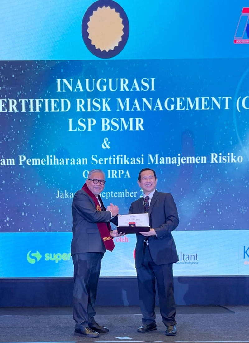 Selamat! Dirut dan Direktur Treasury, Dana IT dan Digital Bank Jambi Resmi Sandang Gelar CRM dari IRPA