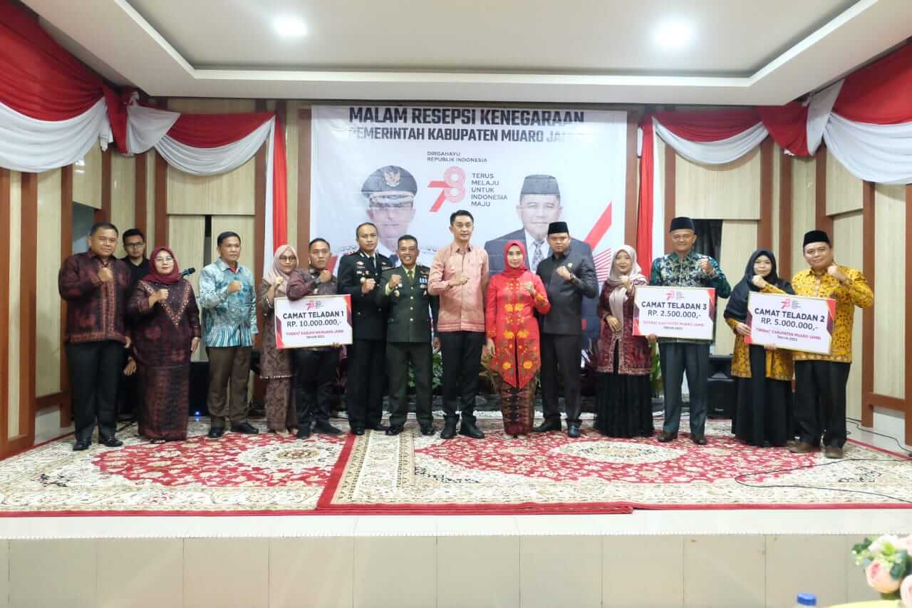 Malam Resepsi Kenegaraan, Pj Bupati Bachyuni Berikan Hadiah Camat Teladan 