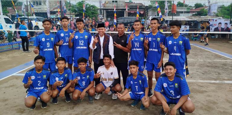 Buka Kejuaraan Bola Voli NasDem Cup I, H Abdul Rahman Diserbu Emak-emak