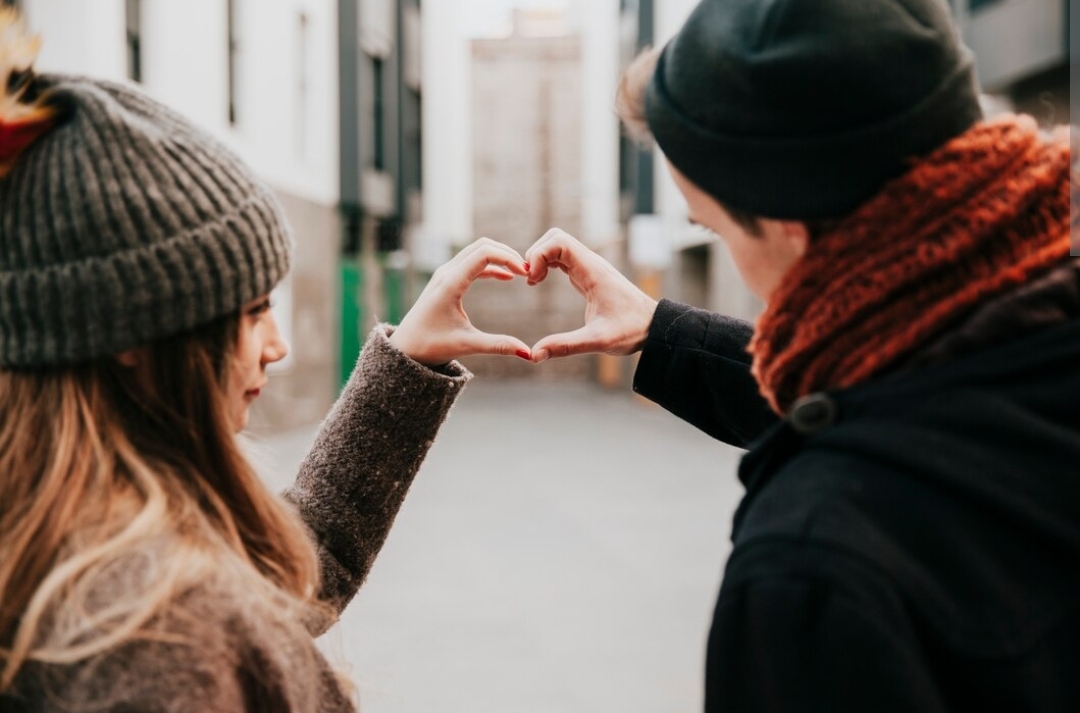 Memahami Love Language Pasangan: Kunci Harmoni dalam Hubungan