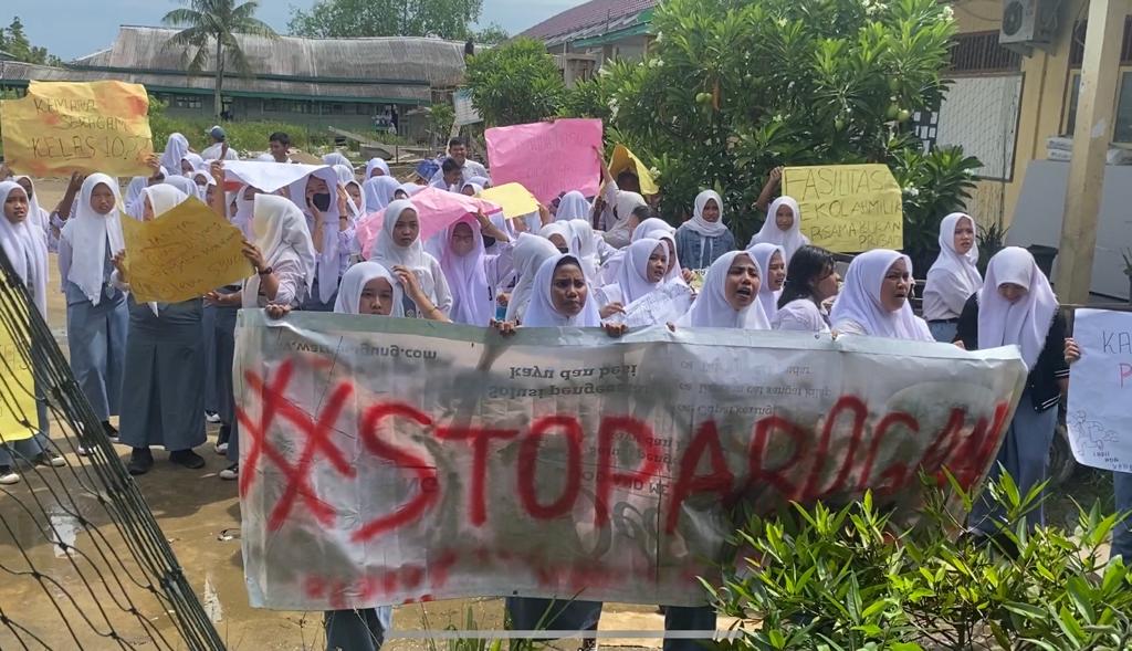 BREAKING NEWS: Puluhan Siswa dan Siswi SMK Negeri 1 Tanjab Barat Demo di Depan Kantor Kepsek