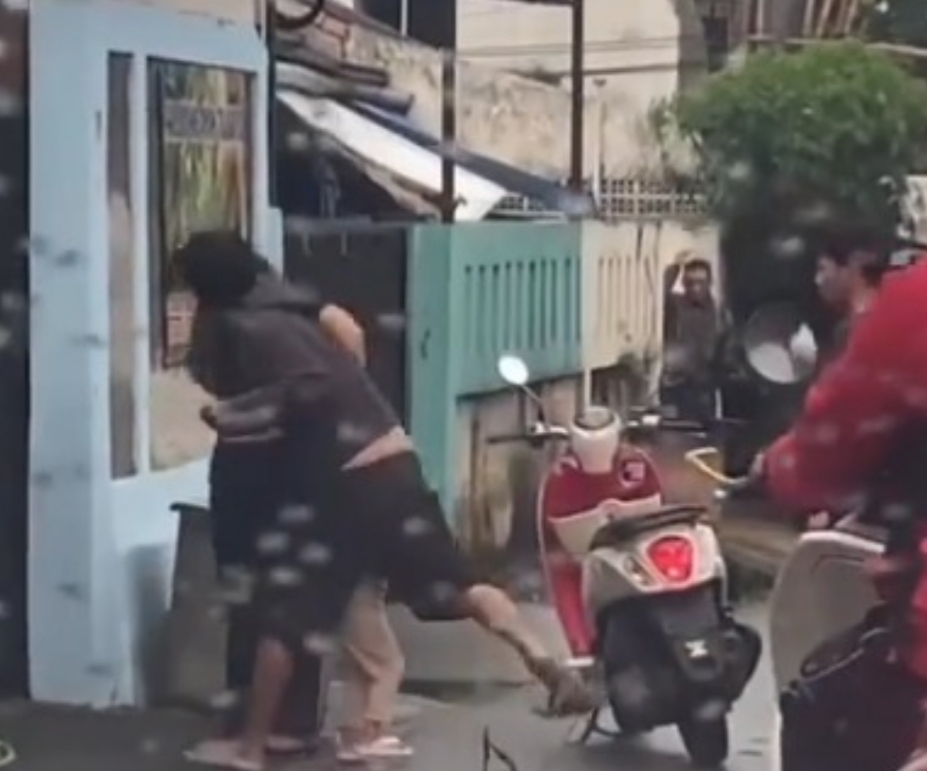 Viral KDRT di Pinggir Jalan, Suami Tonjok Istri di Depan Anak