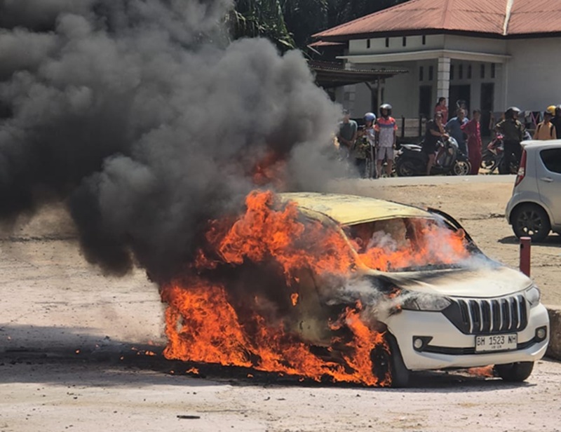 Geger! Mobil Terbakar di SPBU Kabupaten Tebo