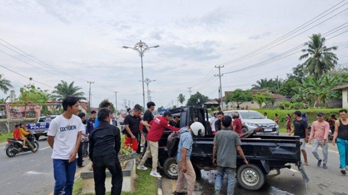 Sopir Ngantuk, Pick Up Hantam Median Jalan di Muaratebo
