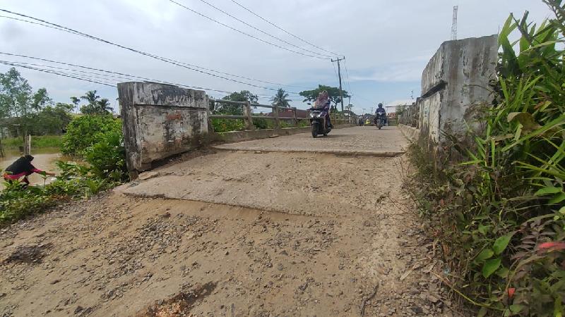 Oprit Jembatan Sungai Akar Nipah Panjang II Tanjab Timur Butuh Perbaikan