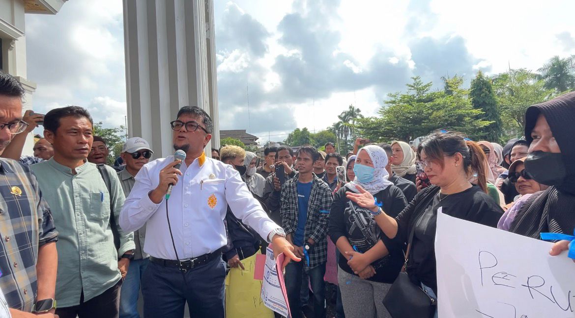 Temui Massa Aksi, Wakil Ketua DPRD Jambi Tegaskan Program MBG Tetap Diperjuangkan   