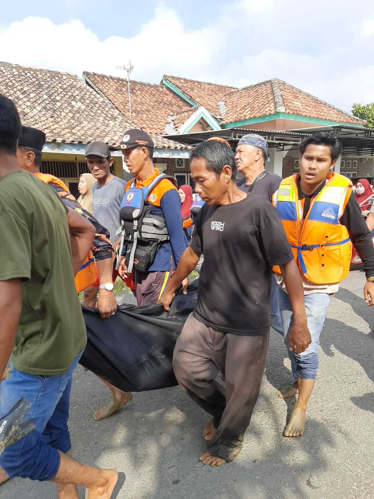 BREAKING NEWS : Korban Tenggelam di Pantai Pasir Sungai Batanghari Ditemukan 