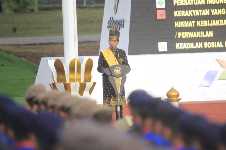 Pimpin Upacara Hari Lahir Pancasila di Lapangan Garuda Pertamina Hulu Rokan Jokowi Kenakan Pakaian Adat Melayu