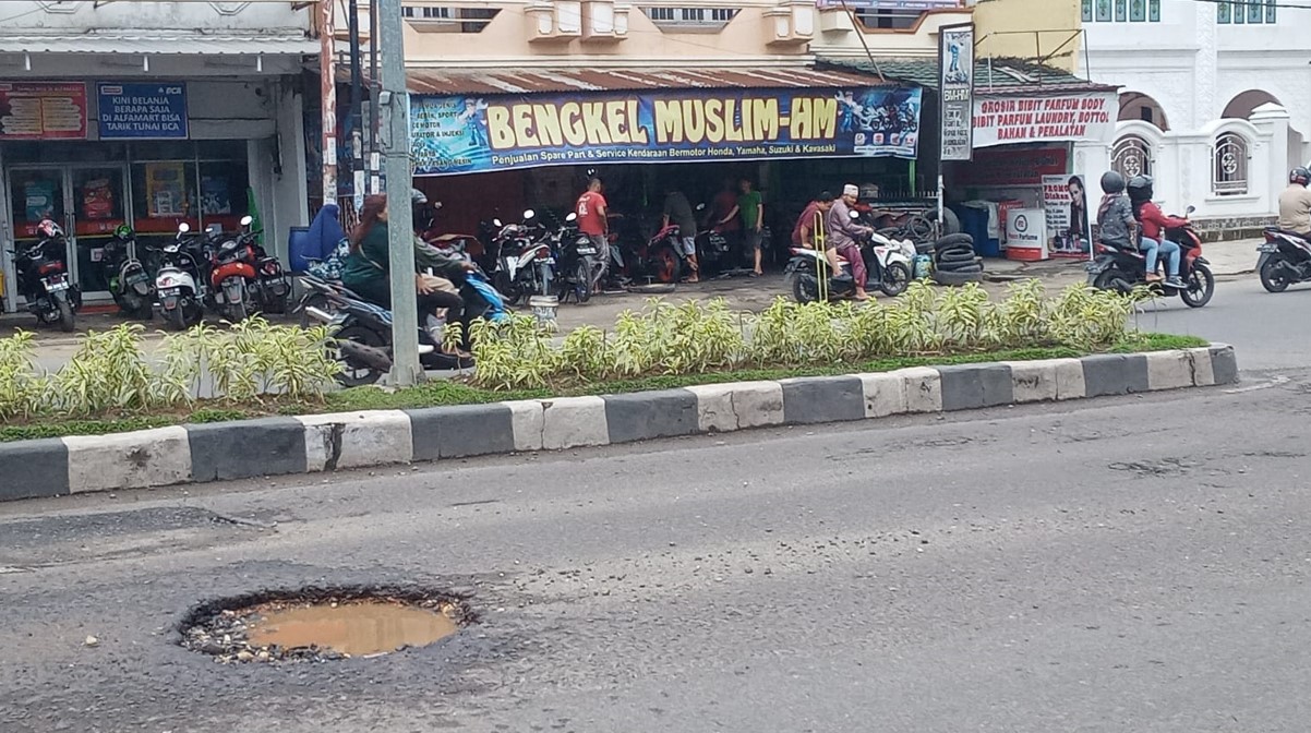 Jalan Berlubang di RT 03 Kelurahan Rawasari Buat Masyarakat Jadi Geram, Kondisinya?