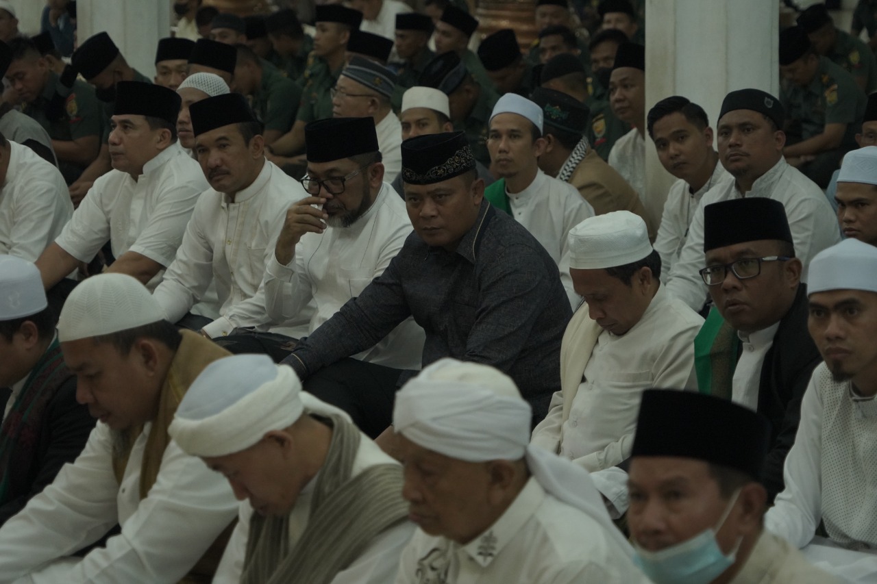 Danrem 042/Gapu dan Forkopimda Ikuti Istighosah dan Zikir Bersama di Masjid Al-Falah