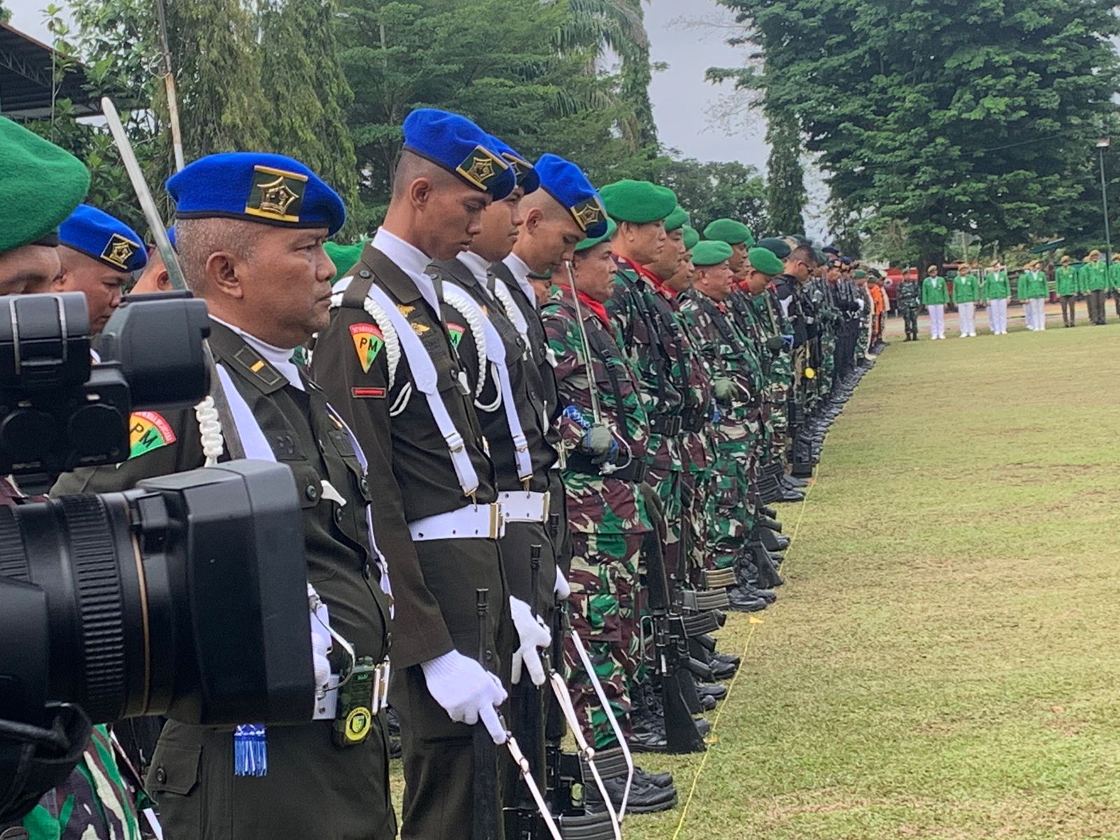 3 Prajurit Korem 042/Gapu Terima Penghargaan dari Presiden Jokowi, saat Upacara Peringatan HUT ke-77 TNI